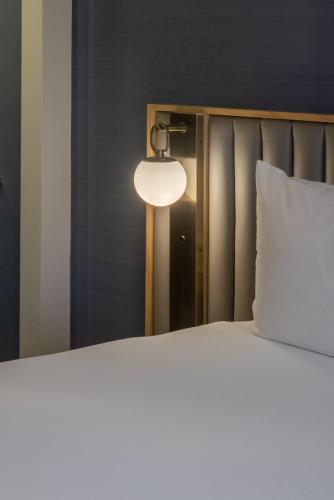 Habitación Premium - cama extragrande del hotel Delta by Marriott Hotels New York Times Square