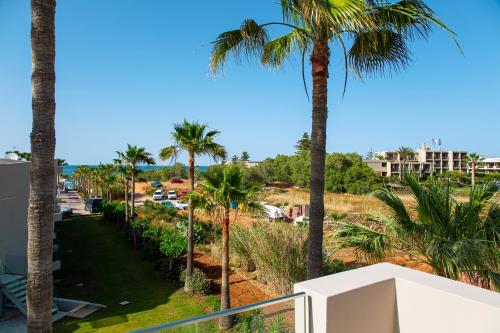 Habitación Triple Premium con vistas laterales al mar del hotel Aeolos Beach Resort
