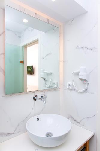 Habitación Triple Premium del hotel Aeolos Beach Resort. Foto 7