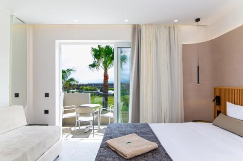 Habitación Triple Premium del hotel Aeolos Beach Resort. Foto 9