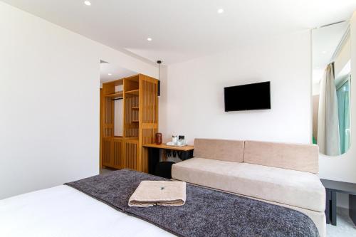Habitación Triple Premium del hotel Aeolos Beach Resort. Foto 11