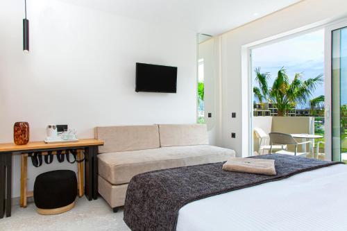 Habitación Triple Premium del hotel Aeolos Beach Resort. Foto 16