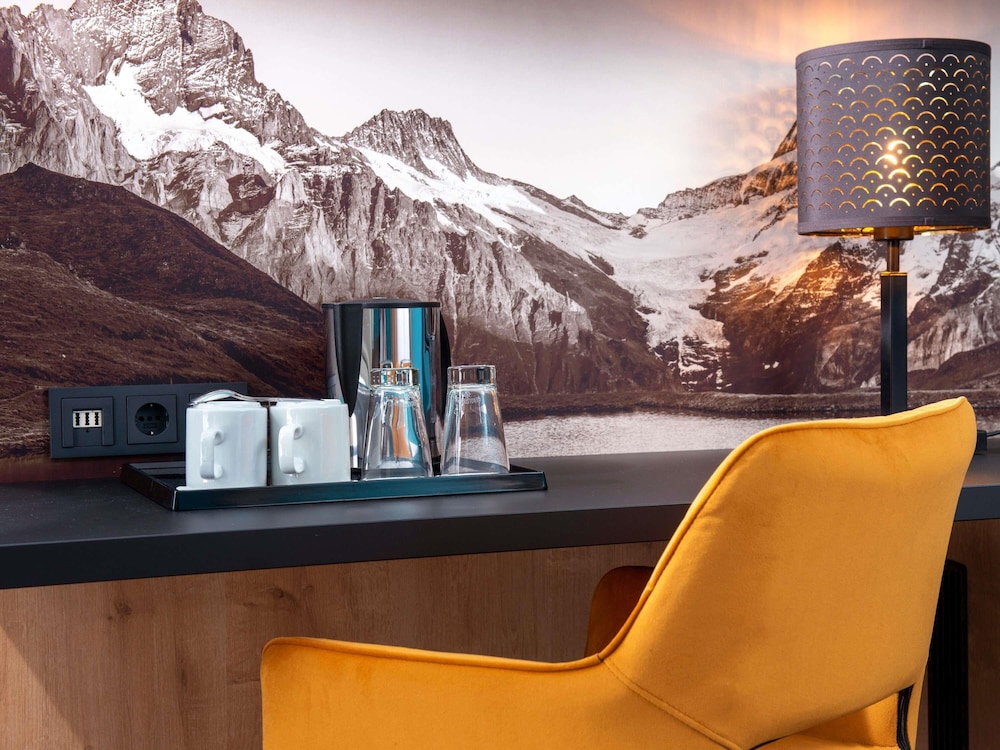 Habitación de negocios con 1 cama queen size lado patio del hotel Mercure Munich Neuperlach Sur. Foto 4