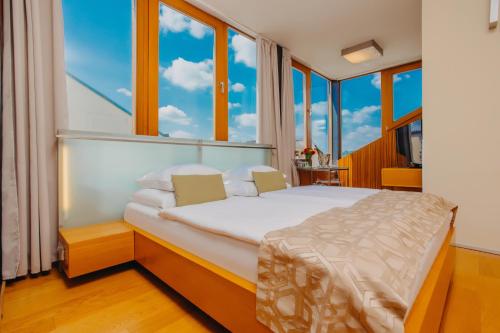 Habitación Doble Deluxe con vistas al castillo de Praga del hotel Wenceslas Square. Foto 1