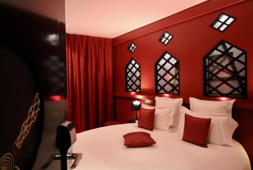 Habitación doble Moulin Rouge con ducha del hotel Design Secrets De Paris. Foto 2
