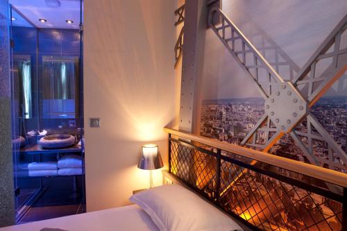 Habitación Doble Torre Eiffel con bañera de hidromasaje del hotel Design Secrets De Paris. Foto 6