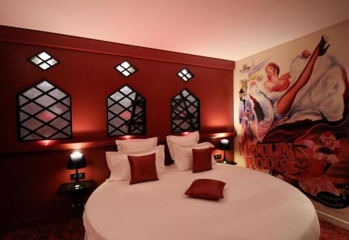 Habitación Doble Moulin Rouge con jacuzzi y cama redonda del hotel Design Secrets De Paris