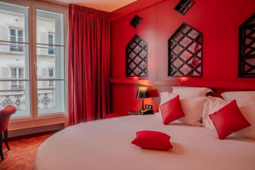 Habitación Doble Moulin Rouge con jacuzzi y cama redonda del hotel Design Secrets De Paris. Foto 3