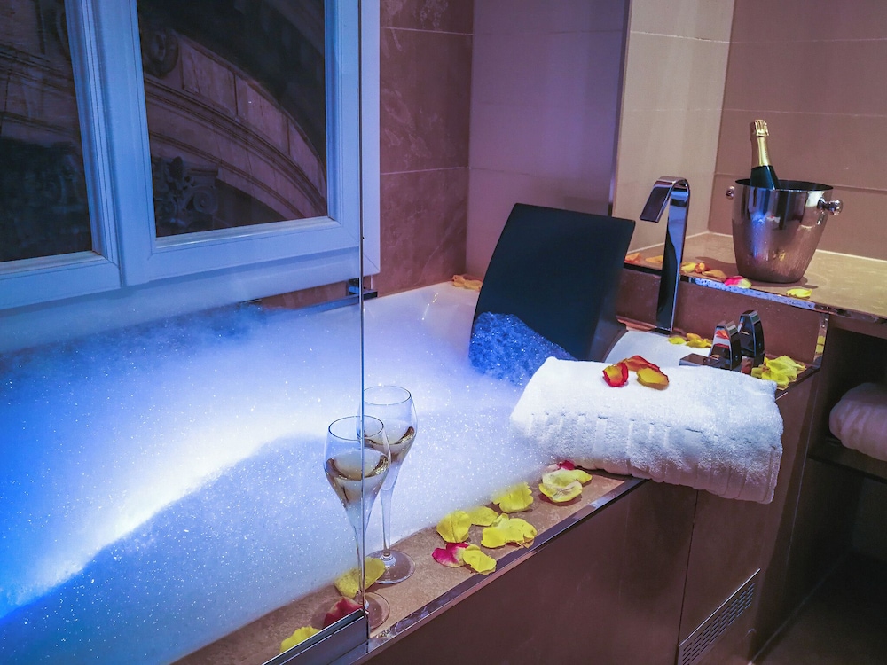 Estudio de artista con jacuzzi del hotel Design Secrets De Paris. Foto 4