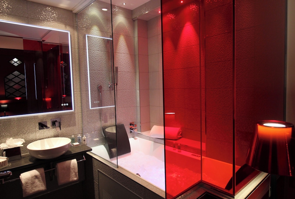 Habitación doble Moulin Rouge con jacuzzi del hotel Design Secrets De Paris. Foto 4