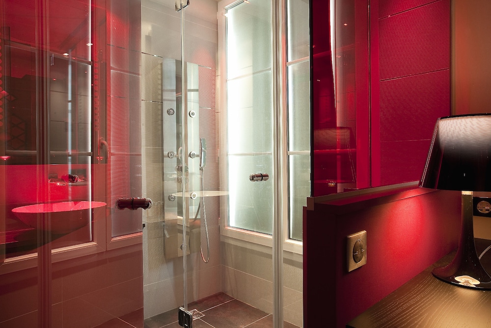 Habitación doble Moulin Rouge con ducha del hotel Design Secrets De Paris. Foto 5