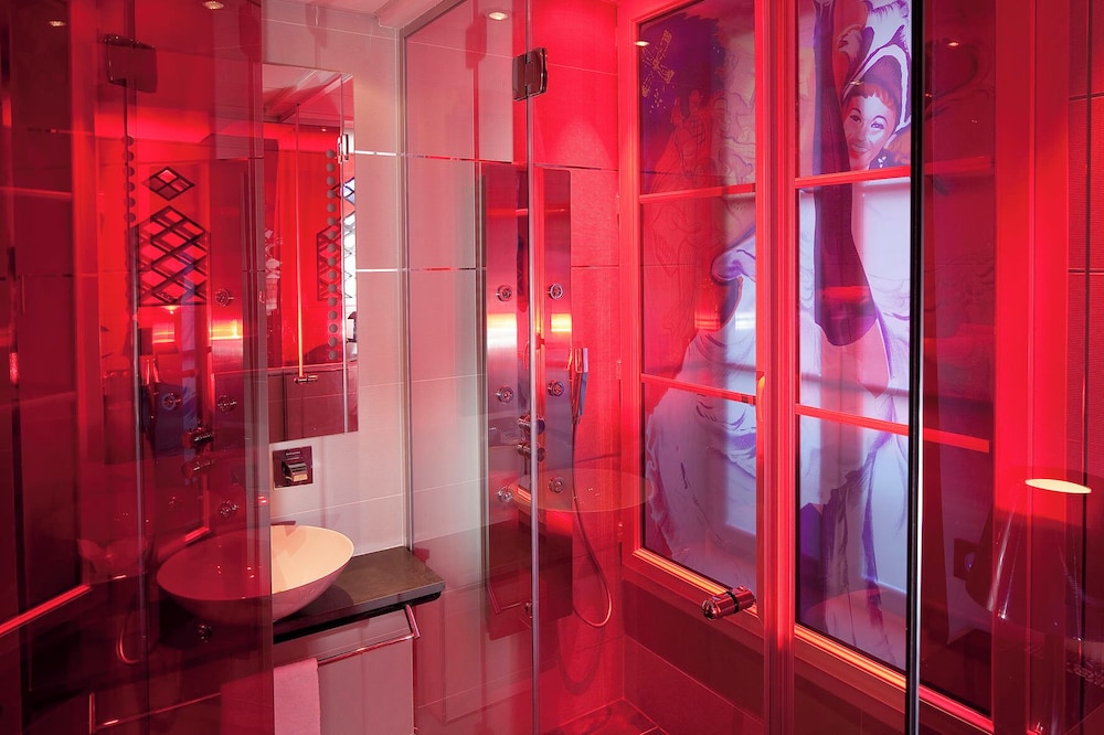 Habitación doble Moulin Rouge con ducha del hotel Design Secrets De Paris. Foto 6