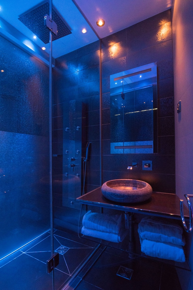 Habitación doble Torre Eiffel con ducha del hotel Design Secrets De Paris. Foto 4