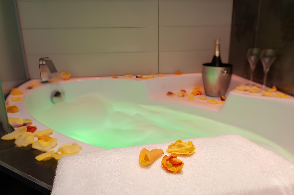 Habitación doble Ópera Garnier con jacuzzi del hotel Design Secrets De Paris. Foto 8