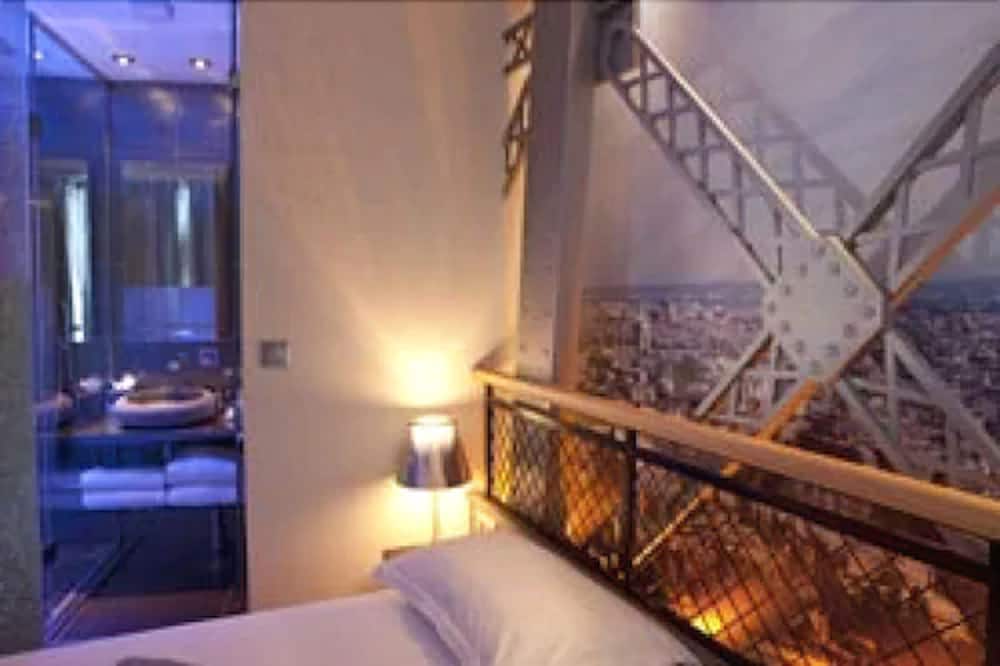 Habitación doble Torre Eiffel con bañera balneo del hotel Design Secrets De Paris. Foto 2