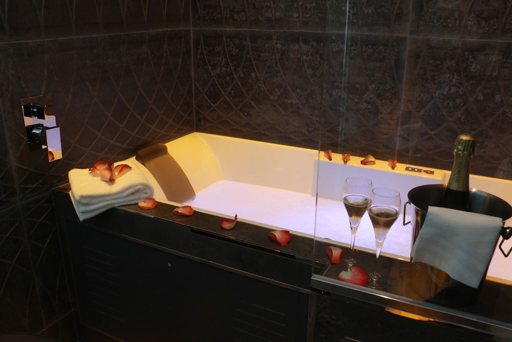 Habitación doble Torre Eiffel con bañera balneo del hotel Design Secrets De Paris. Foto 5