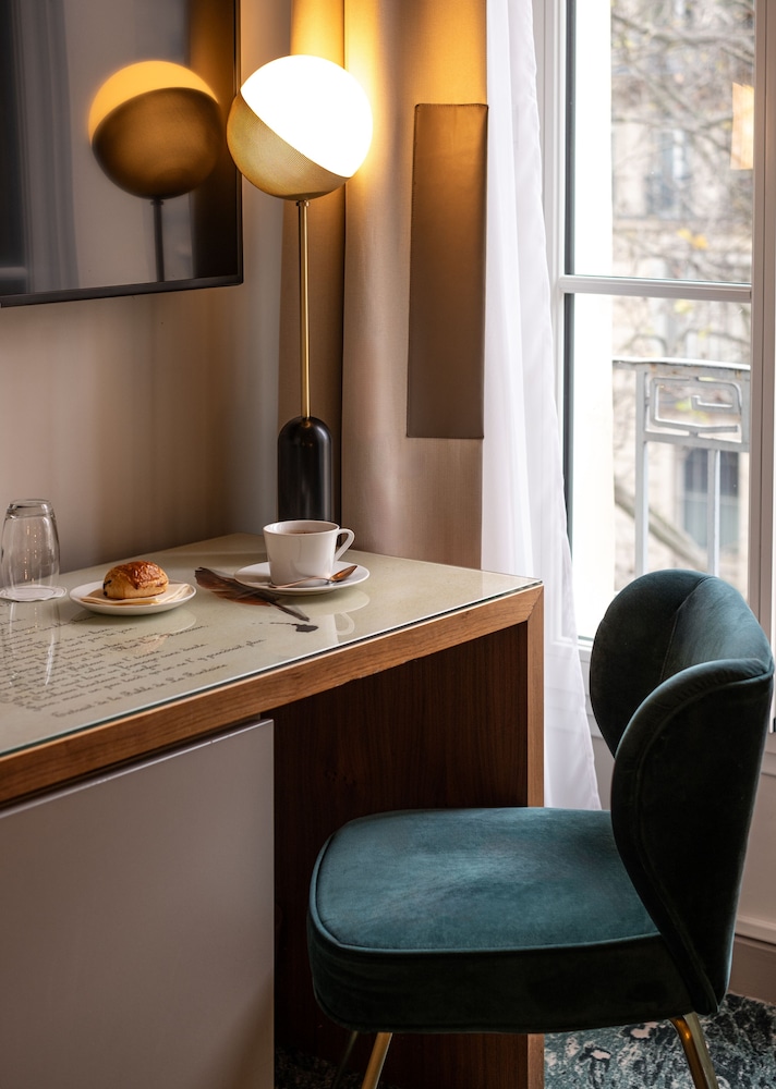 Habitación clásica del hotel LE TOURVILLE PARIS. Foto 2
