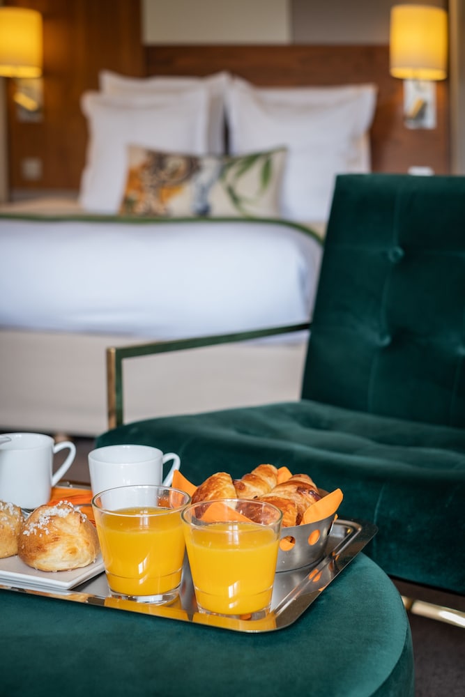 Suite familiar del hotel LE TOURVILLE PARIS. Foto 4