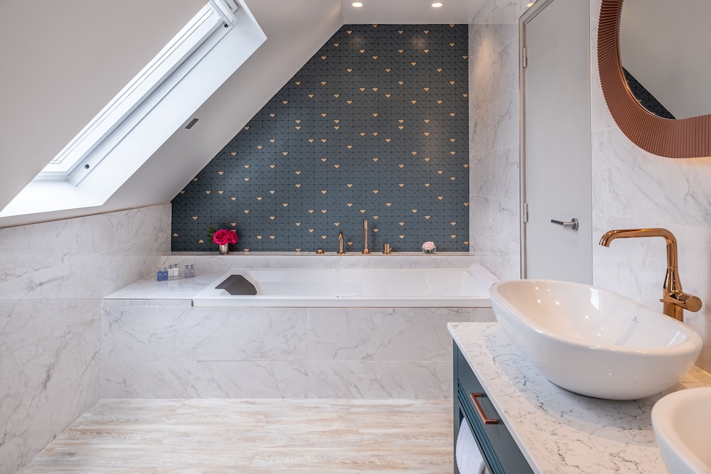 Suite familiar del hotel LE TOURVILLE PARIS. Foto 5