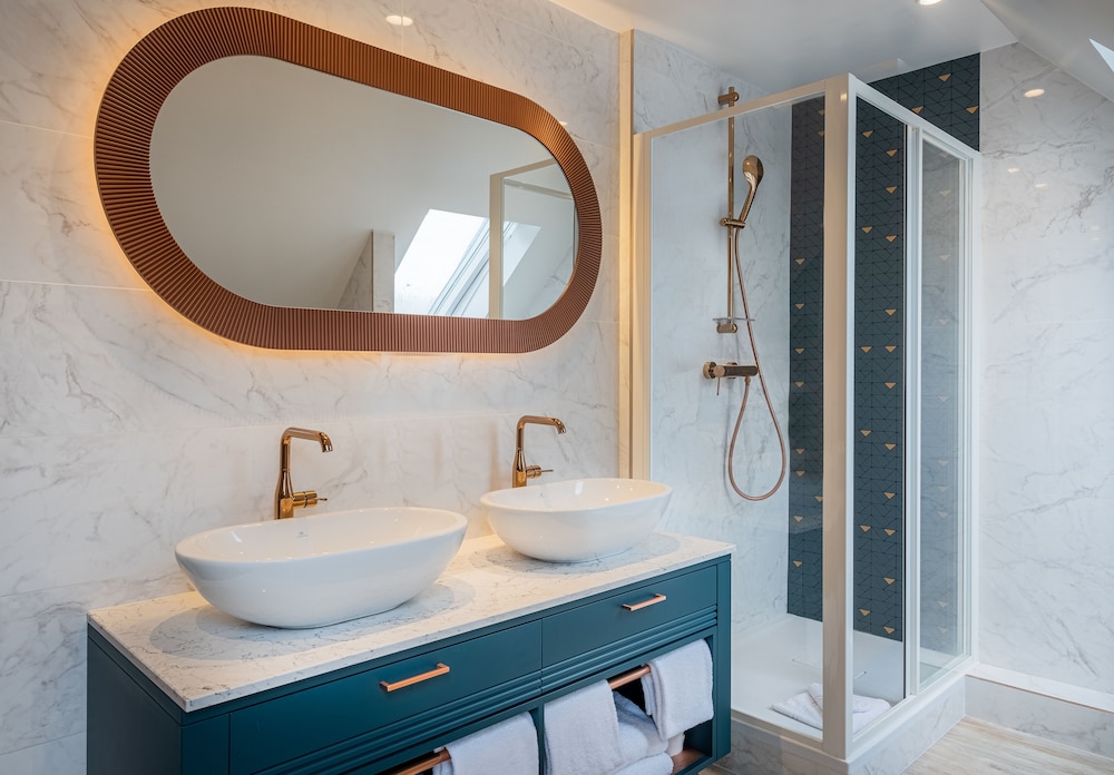 Suite familiar del hotel LE TOURVILLE PARIS. Foto 6