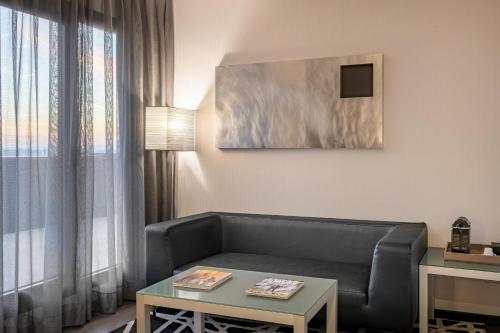 Habitación Superior con cama extragrande del hotel Ac Atocha By Marriott. Foto 8