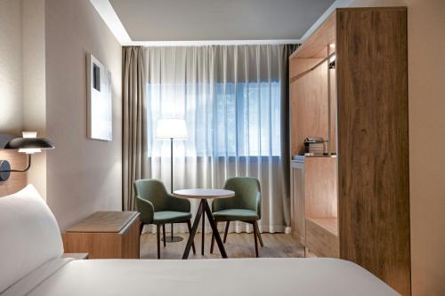 Habitación Estándar - Cama extragrande del hotel Ac Atocha By Marriott. Foto 6