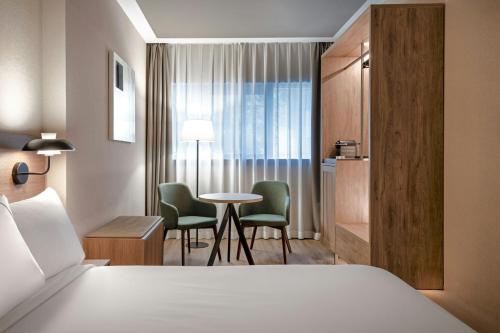 Habitación Estándar Plus con cama grande del hotel Ac Atocha By Marriott. Foto 3