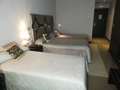 Habitación Doble con cama supletoria del hotel Silken Axis Vigo. Foto 1