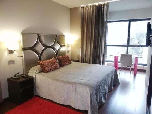 Habitación Doble con cama supletoria del hotel Silken Axis Vigo. Foto 3
