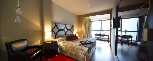 Habitación Doble Deluxe del hotel Silken Axis Vigo. Foto 1