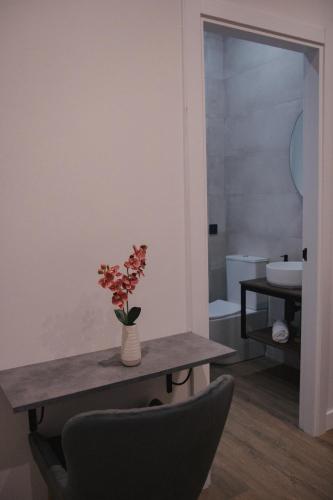 Habitación con 2 camas individuales - Planta baja del hotel Nochela Sevilla. Foto 9