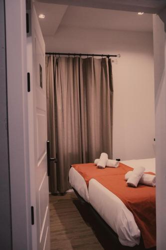 Habitación con 2 camas individuales - Planta baja del hotel Nochela Sevilla. Foto 10