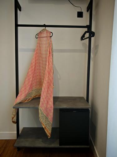 Habitación estándar en la planta baja del hotel Nochela Sevilla. Foto 1