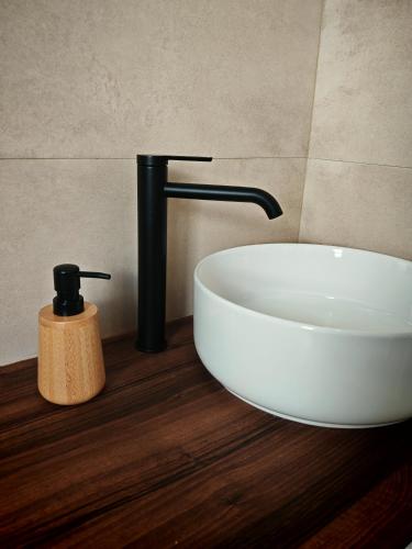 Habitación estándar en la planta baja del hotel Nochela Sevilla. Foto 2