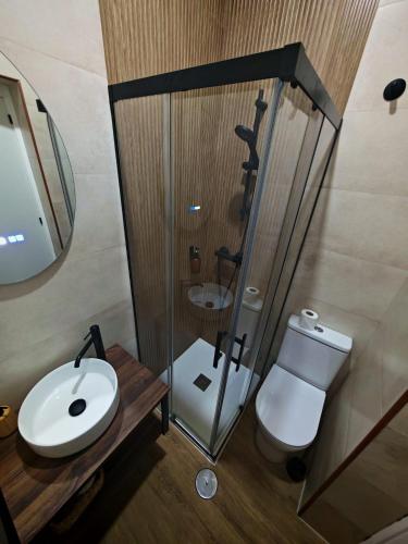 Habitación Doble con patio del hotel Nochela Sevilla. Foto 6