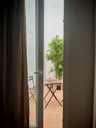 Habitación Doble con patio del hotel Nochela Sevilla. Foto 10