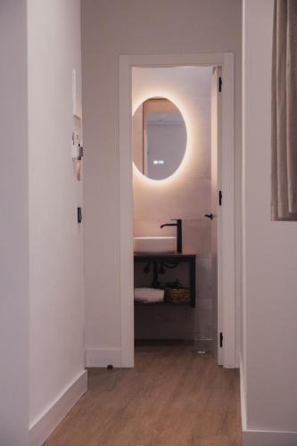 Habitación Doble con patio del hotel Nochela Sevilla. Foto 15