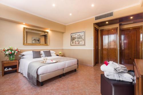 Habitación Doble Superior con vistas a la ciudad del hotel Raeli Lux