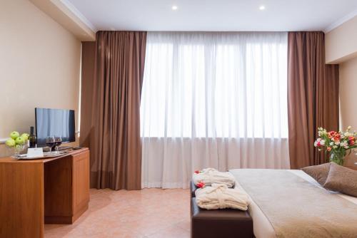 Habitación Doble Superior con vistas a la ciudad del hotel Raeli Lux. Foto 3