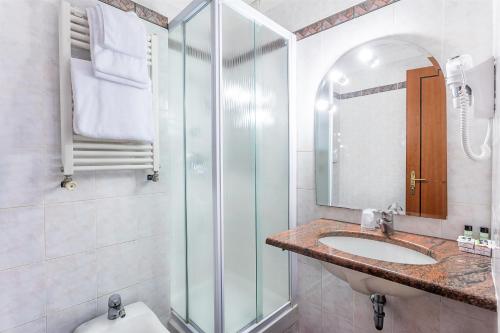Habitación Doble Superior con vistas a la ciudad del hotel Raeli Lux. Foto 6