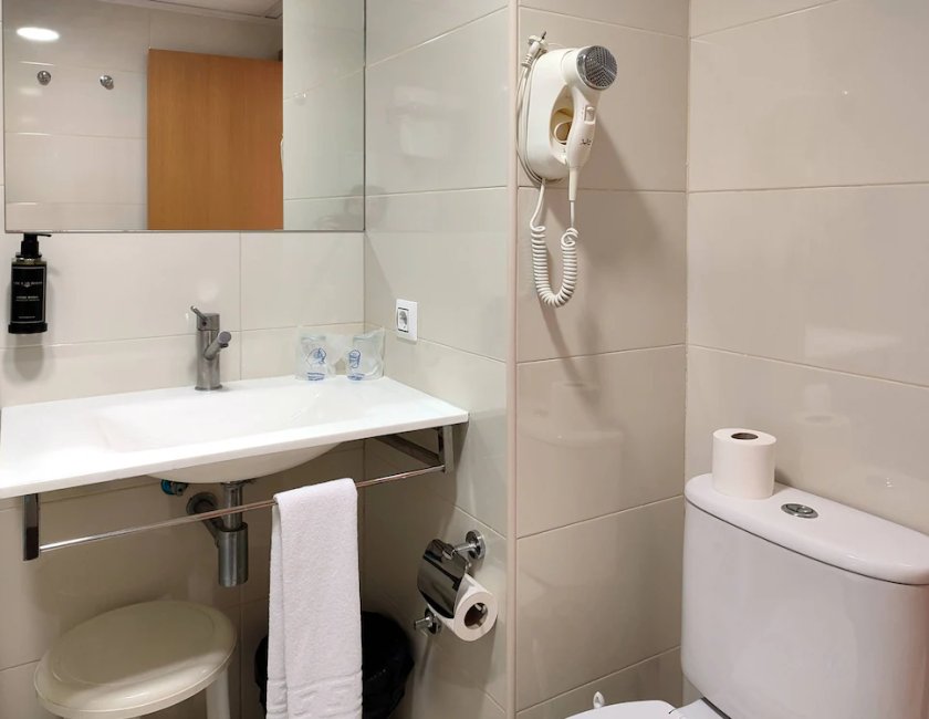 Habitación con 2 camas individuales del hotel Porto. Foto 6