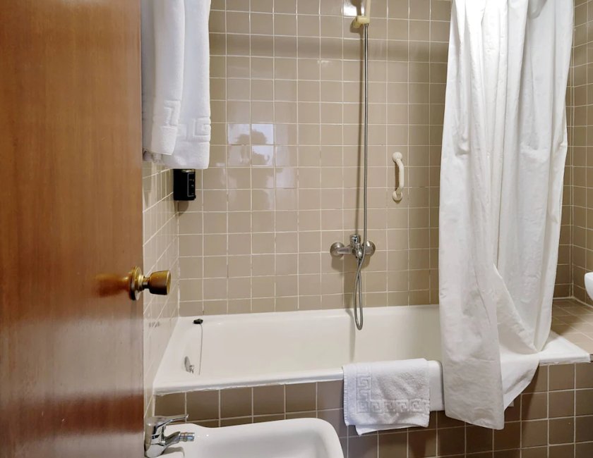 Habitación con 2 camas individuales del hotel Porto. Foto 9