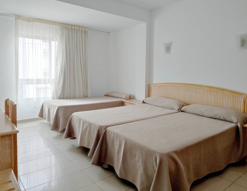 Habitación Triple del hotel Porto