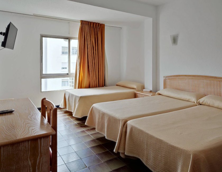 Habitación Triple del hotel Porto. Foto 2