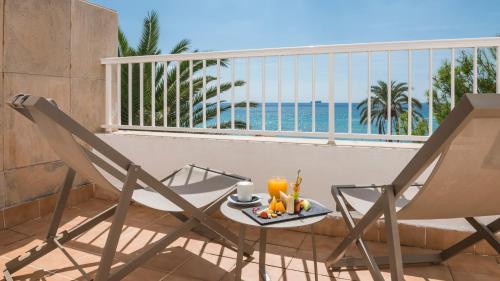 Habitación Doble Superior con vistas al mar - 2 camas del hotel Be Live Adults Only La Cala Boutique. Foto 1