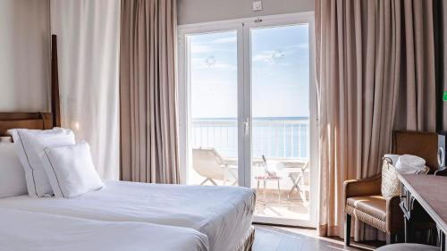 Habitación Doble Superior con vistas al mar - 2 camas del hotel Be Live Adults Only La Cala Boutique. Foto 2