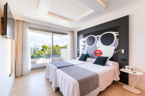 Habitación Doble Superior con vistas a la piscina - 1 o 2 camas del hotel Thb Naeco Ibiza - Adults Only