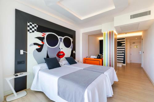 Habitación Doble Superior con vistas a la piscina - 1 o 2 camas del hotel Thb Naeco Ibiza - Adults Only. Foto 1