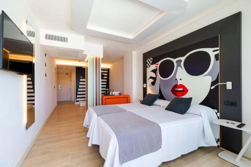 Habitación Doble Superior con vistas a la piscina - 1 o 2 camas del hotel Thb Naeco Ibiza - Adults Only. Foto 2