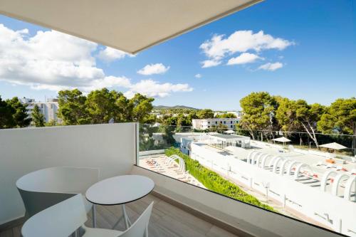 Habitación Doble Superior con vistas a la piscina - 1 o 2 camas del hotel Thb Naeco Ibiza - Adults Only. Foto 3